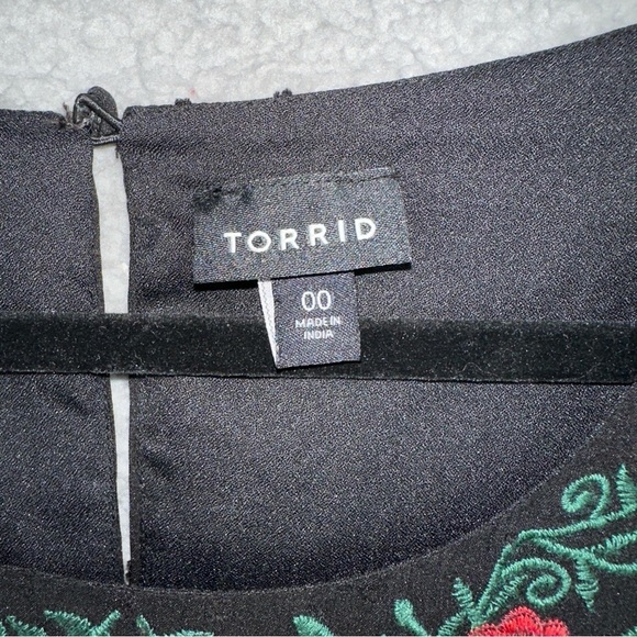 Torrid Floral Embroidered Boho Chiffon Whimsigoth Swiss Dot Size 00 Keyhole - Picture 5 of 13